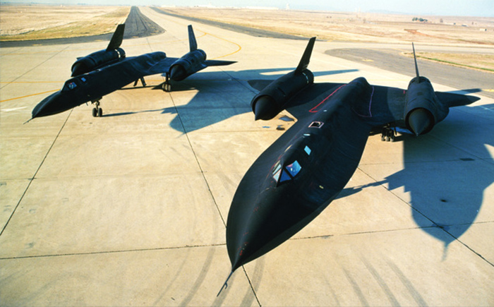 飞行速度超过导弹的飞机—SR-71黑鸟侦察机！