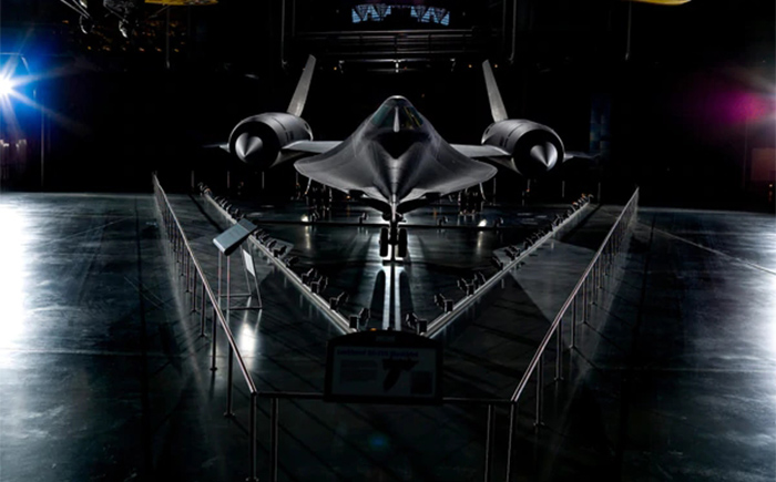 飞行速度超过导弹的飞机—SR-71黑鸟侦察机！